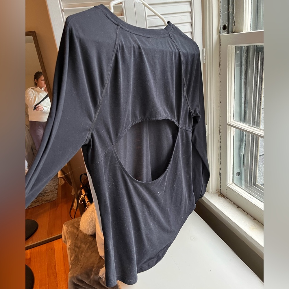 UNDER ARMOR LONGSLEEVE. BACK CUTOUT. BLACK. Size M